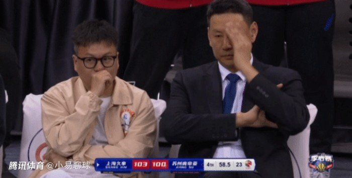 在丈夫面前弄湿腹股沟的妻子
